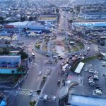 Vista aérea de cidade com trânsito intenso e edifícios comerciais.