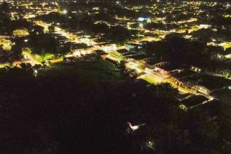 Vista noturna de Jutaí e Fonte Boa com iluminação pública de LED.