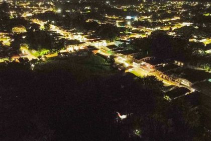Vista noturna de Jutaí e Fonte Boa com iluminação pública de LED.