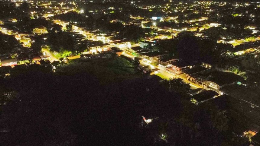 Vista noturna de Jutaí e Fonte Boa com iluminação pública de LED.