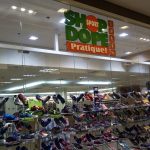 Vitrine da loja Shop Do Pé com tênis esportivos e letreiro Shop Dope Pratique!