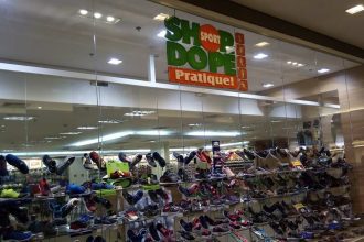 Vitrine da loja Shop Do Pé com tênis esportivos e letreiro Shop Dope Pratique!