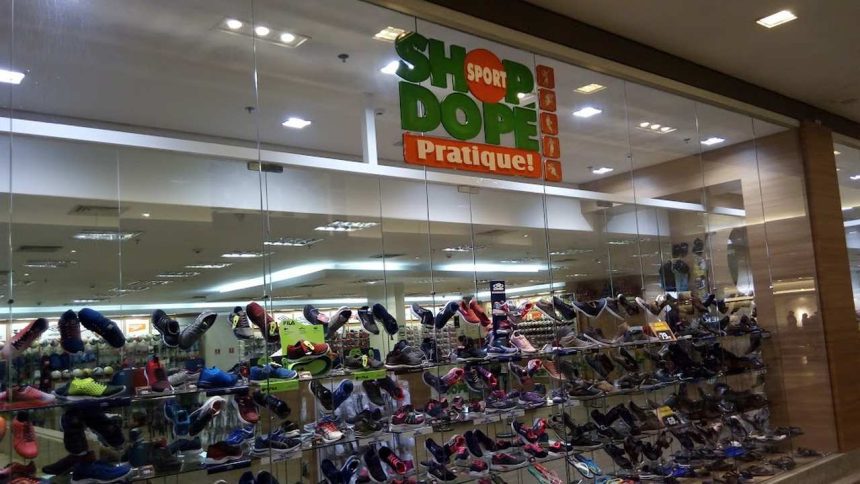 Vitrine da loja Shop Do Pé com tênis esportivos e letreiro Shop Dope Pratique!
