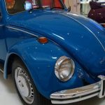 Volkswagen Fusca azul em exposição de carros antigos em Manaus.