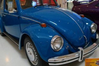 Volkswagen Fusca azul em exposição de carros antigos em Manaus.