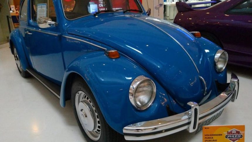 Volkswagen Fusca azul em exposição de carros antigos em Manaus.