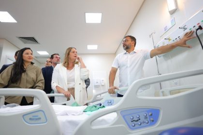 Wilson Lima e equipe inspecionam novos leitos de internação no Hospital 28 de Agosto.