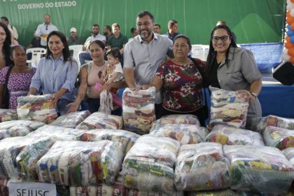 Wilson Lima entrega cestas básicas a famílias em Jutaí e Fonte Boa.