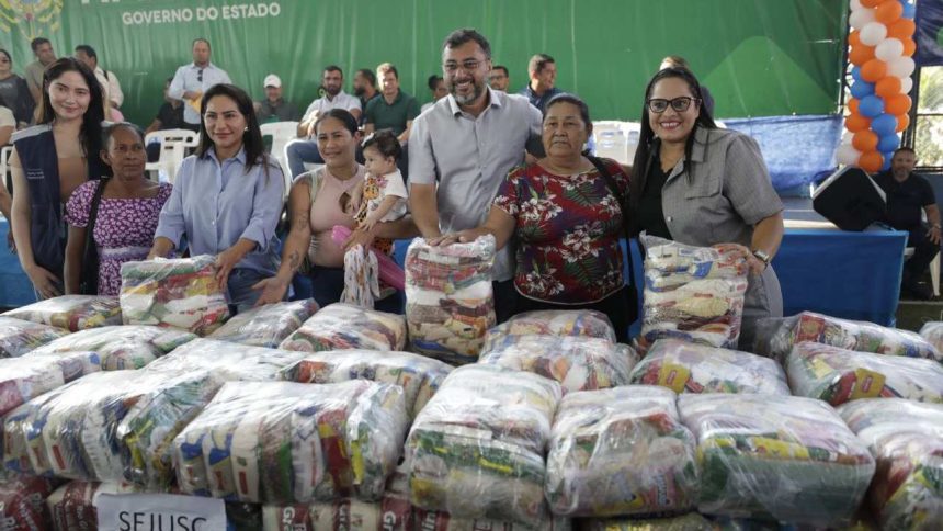 Wilson Lima entrega cestas básicas a famílias em Jutaí e Fonte Boa.
