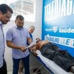 Wilson Lima implanta Telessaúde em Autazes, com equipe médica examinando paciente.