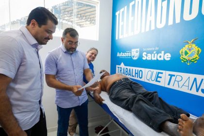 Wilson Lima implanta Telessaúde em Autazes, com equipe médica examinando paciente.