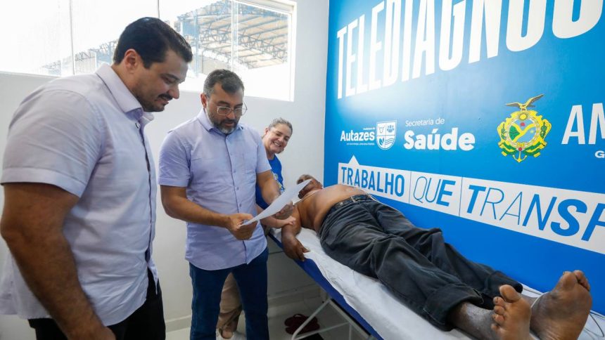 Wilson Lima implanta Telessaúde em Autazes, com equipe médica examinando paciente.