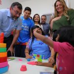 Wilson Lima visita unidade de saúde para crianças com Transtorno do Espectro Autista (TEA).