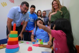 Wilson Lima visita unidade de saúde para crianças com Transtorno do Espectro Autista (TEA).