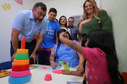 Wilson Lima visita unidade de saúde para crianças com Transtorno do Espectro Autista (TEA).