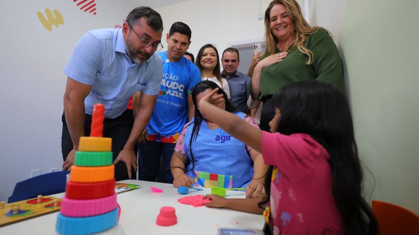 Wilson Lima visita unidade de saúde para crianças com Transtorno do Espectro Autista (TEA).