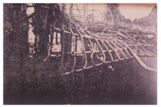 Imagem em preto e branco mostra biblioteca pública do Amazonas destruída pelas chamas