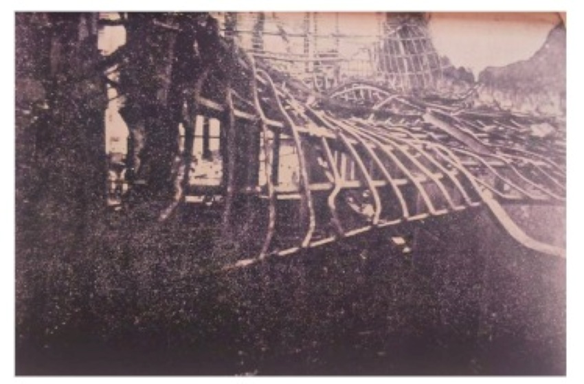 Imagem em preto e branco mostra biblioteca pública do Amazonas destruída pelas chamas