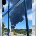 Imagem colorida mostra fumaça de incêndio no distrito