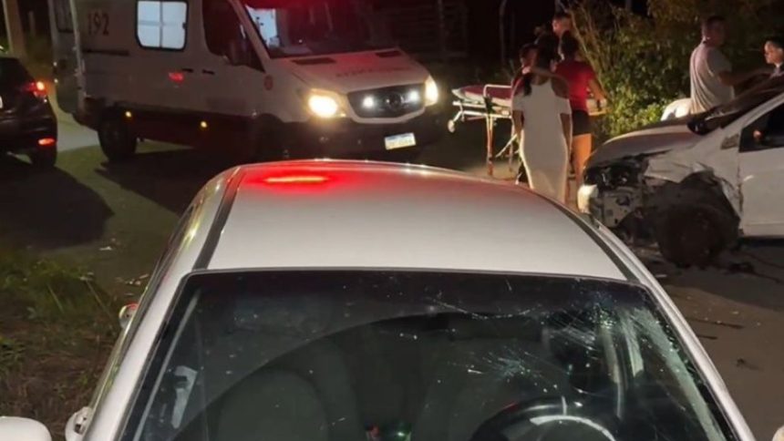 Acidente entre carros deixa homem ferido