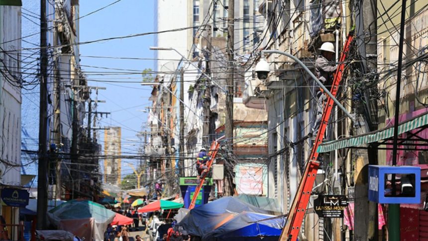 Mais de 1,2 tonelada de cabos sem uso é retirada