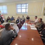 Imagem colorida mostra reunião com mototaxistas