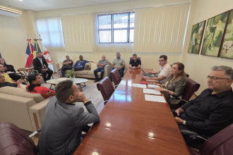 Imagem colorida mostra reunião com mototaxistas