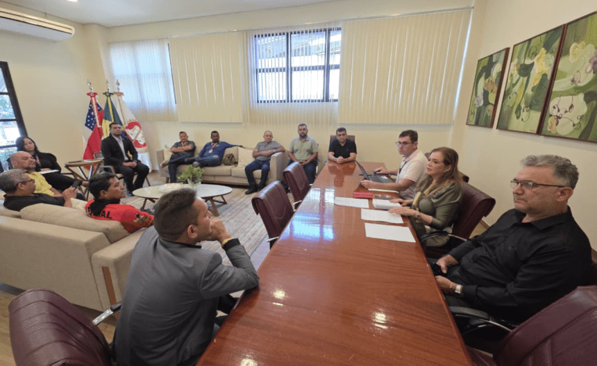 Imagem colorida mostra reunião com mototaxistas