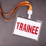 Imagem colorida mostra crachá de trainee