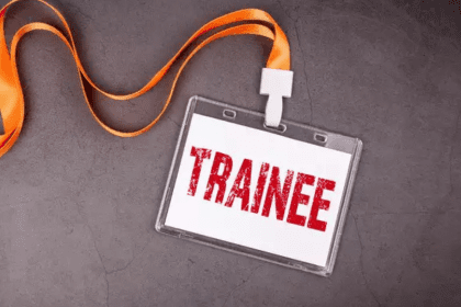 Imagem colorida mostra crachá de trainee