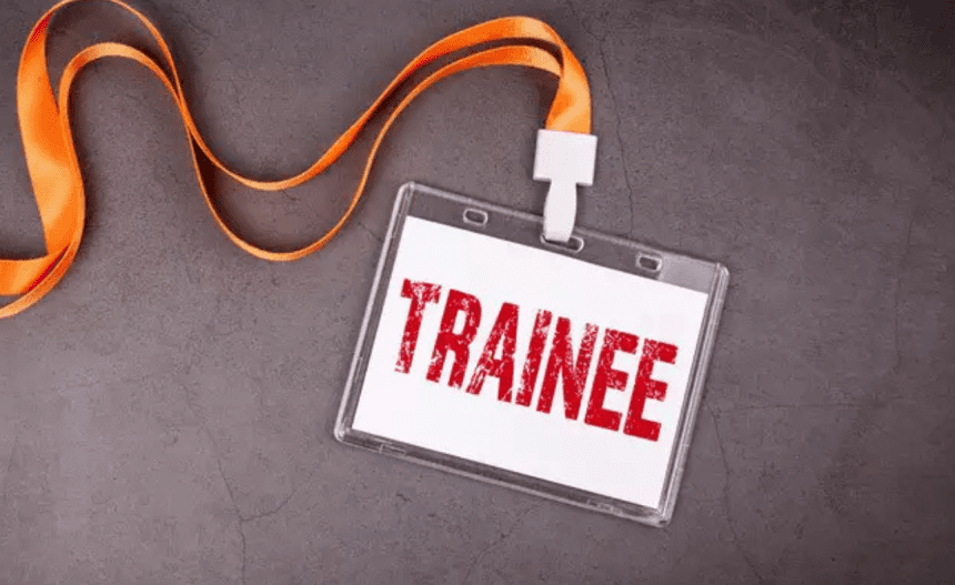 Imagem colorida mostra crachá de trainee
