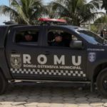 Mulher com filho de 2 anos se esconde em padaria