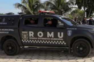 Mulher com filho de 2 anos se esconde em padaria