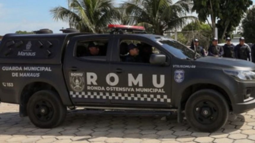 Mulher com filho de 2 anos se esconde em padaria