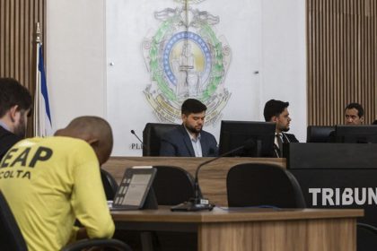 Homem que matou esposa na frente da família é condenado