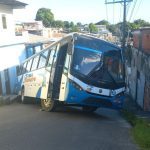 Ônibus desgovernado colida em muro em Manas