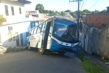 Ônibus desgovernado colida em muro em Manas