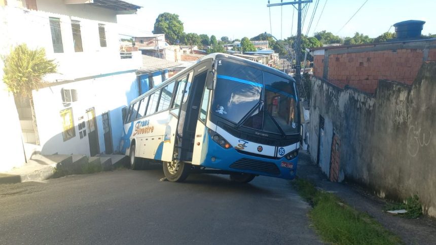 Ônibus desgovernado colida em muro em Manas