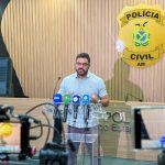 Imagem colorida mostra delegado Marcelo Martins falando sobre o caso dos turistas paranaenses assaltados