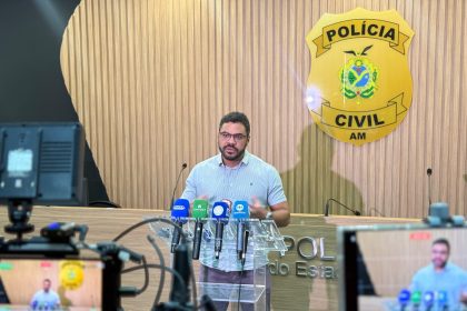 Imagem colorida mostra delegado Marcelo Martins falando sobre o caso dos turistas paranaenses assaltados