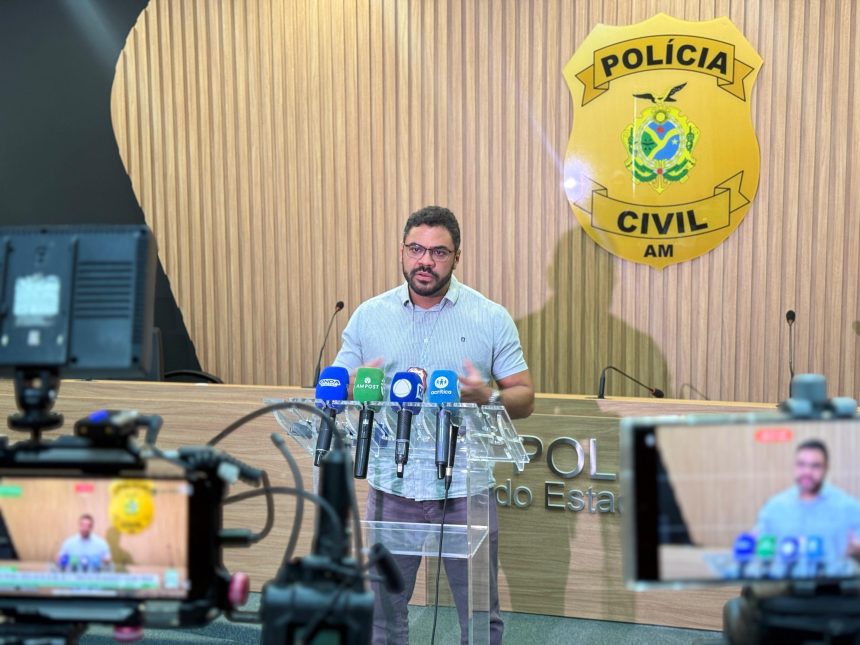 Imagem colorida mostra delegado Marcelo Martins falando sobre o caso dos turistas paranaenses assaltados