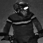 Imagem em preto e branco mostra procurado em uma moto