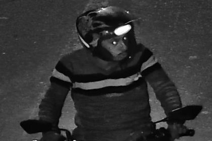 Imagem em preto e branco mostra procurado em uma moto