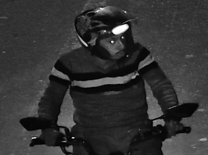 Imagem em preto e branco mostra procurado em uma moto