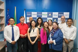 Imagem colorida mostr conselheiros do CORECON-AM/RR