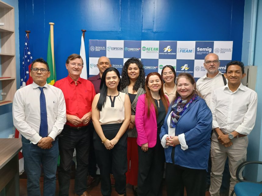 Imagem colorida mostr conselheiros do CORECON-AM/RR