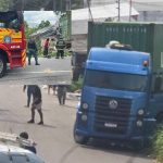Acidente com carreta colide em residência no bairro Cidade Nova, com presença do Corpo de Bombeiros.