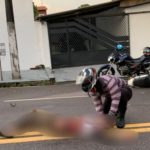Acidente com moto na Avenida Dublim: pessoas socorrendo vítima.