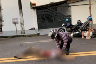 Acidente com moto na Avenida Dublim: pessoas socorrendo vítima.