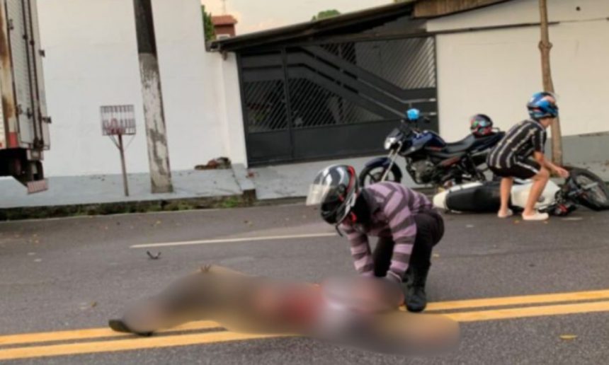Acidente com moto na Avenida Dublim: pessoas socorrendo vítima.